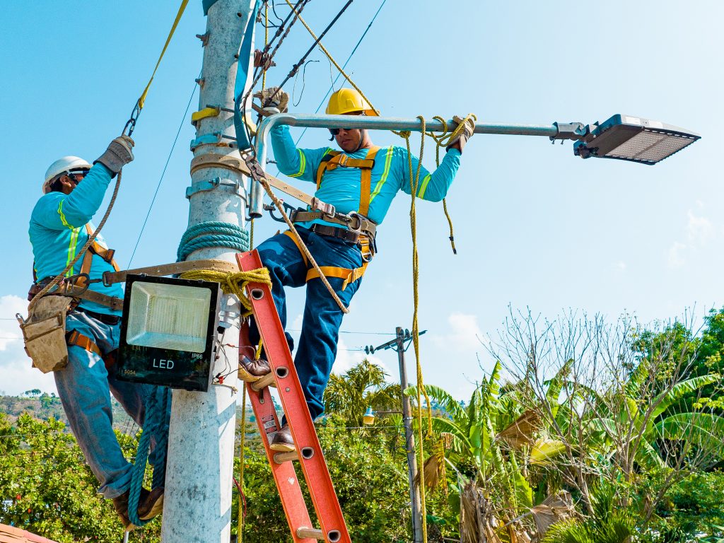 dom-entrega-proyecto-de-iluminaria-en-la-paz