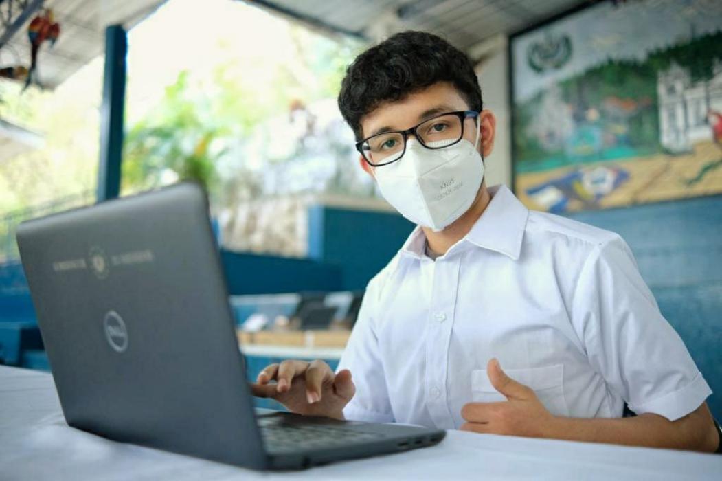 100 % de estudiantes del sector público han obtenido computadoras, en 2 años de gestión del Presidente Bukele 100-de-estudiantes-del-sector-publico-han-obtenido-computadoras-en-2-anos-de-gestion-del-presidente-bukele