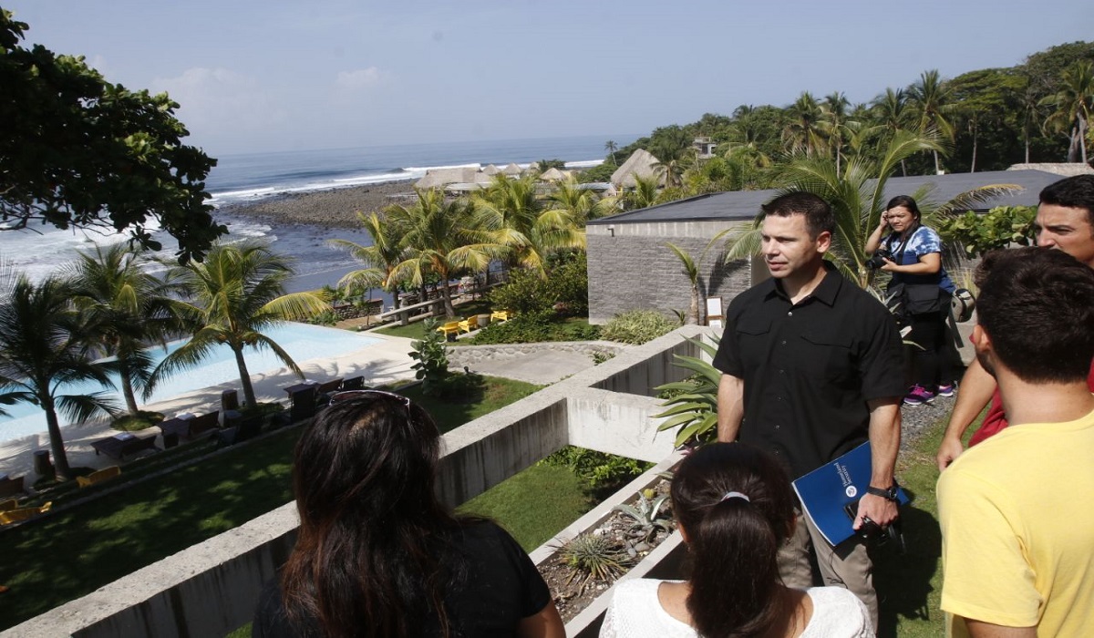 Secretario de Seguridad de EE.UU. visita playa El Zonte para conocer detalles de Surf City secretario-de-seguridad-de-eeuu-visita-playa-el-zonte-para-conocer-detalles-de-surf-city