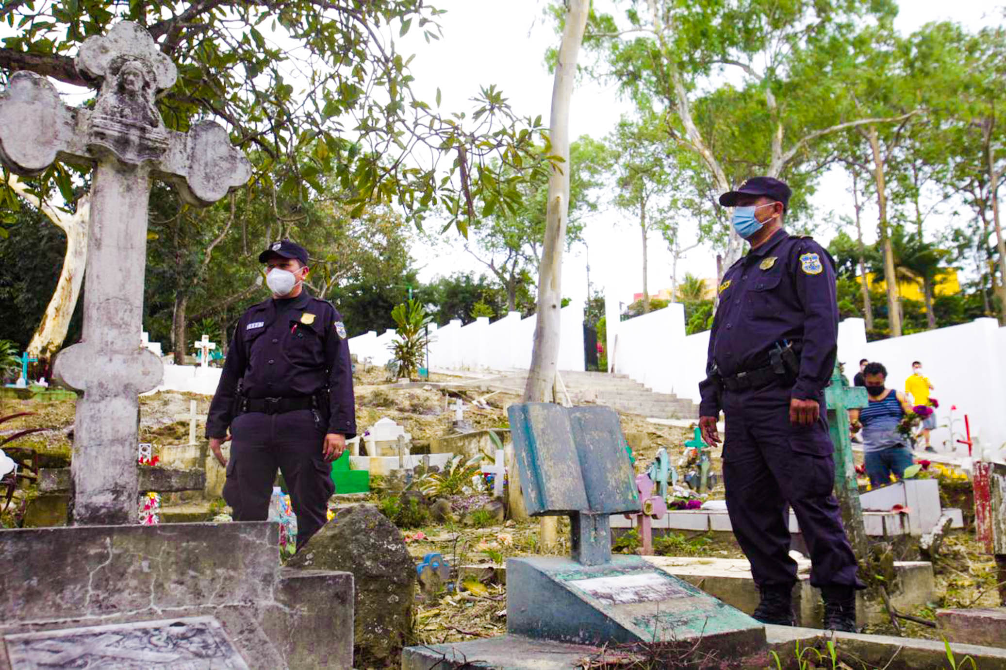 PNC brinda seguridad y Salud verifica protocolos en cementerios durante ...