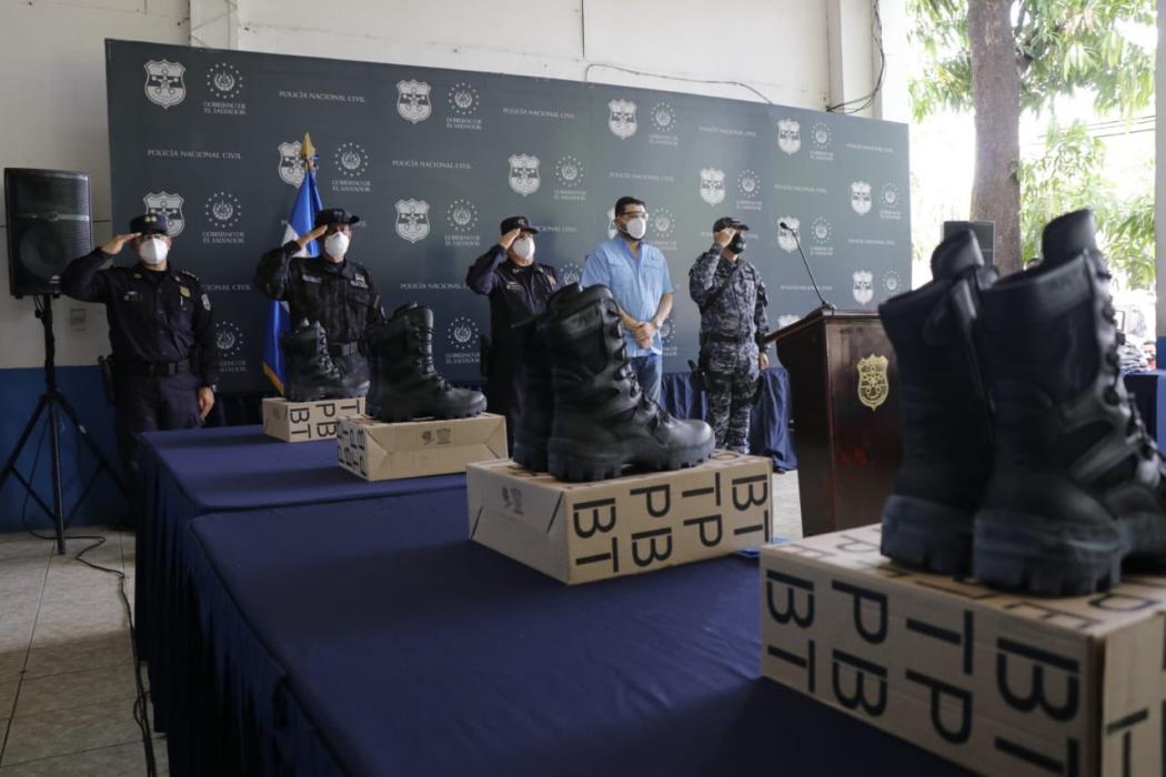 Autoridades de Seguridad entregan nuevos uniformes y botas a policías de la zona oriental autoridades-de-seguridad-entregan-nuevos-uniformes-y-botas-a-policias-de-la-zona-oriental