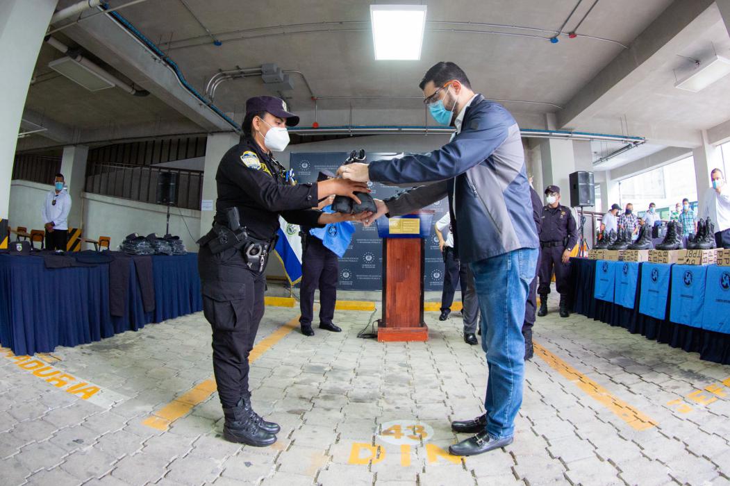 Ministro de Seguridad realiza entrega de implementos nuevos a la PNC ministro-de-seguridad-realiza-entrega-de-implementos-nuevos-a-la-pnc