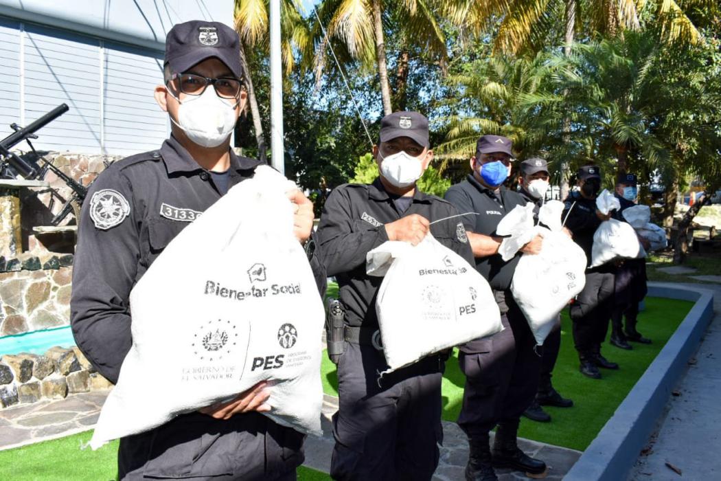 Efectivos de la División de Armas y Explosivos de la PNC reciben Paquetes Alimentarios efectivos-de-la-division-de-armas-y-explosivos-de-la-pnc-reciben-paquetes-alimentarios
