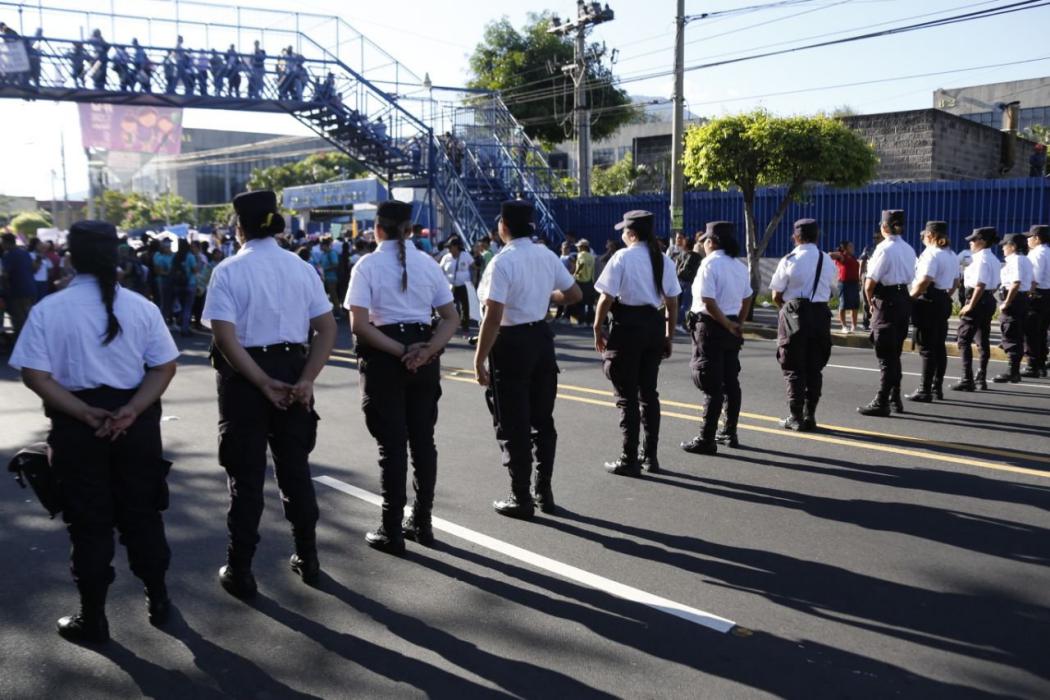 mujeres-policias-brindaron-seguridad-a-manifestantes-contra-magistrado-escalante