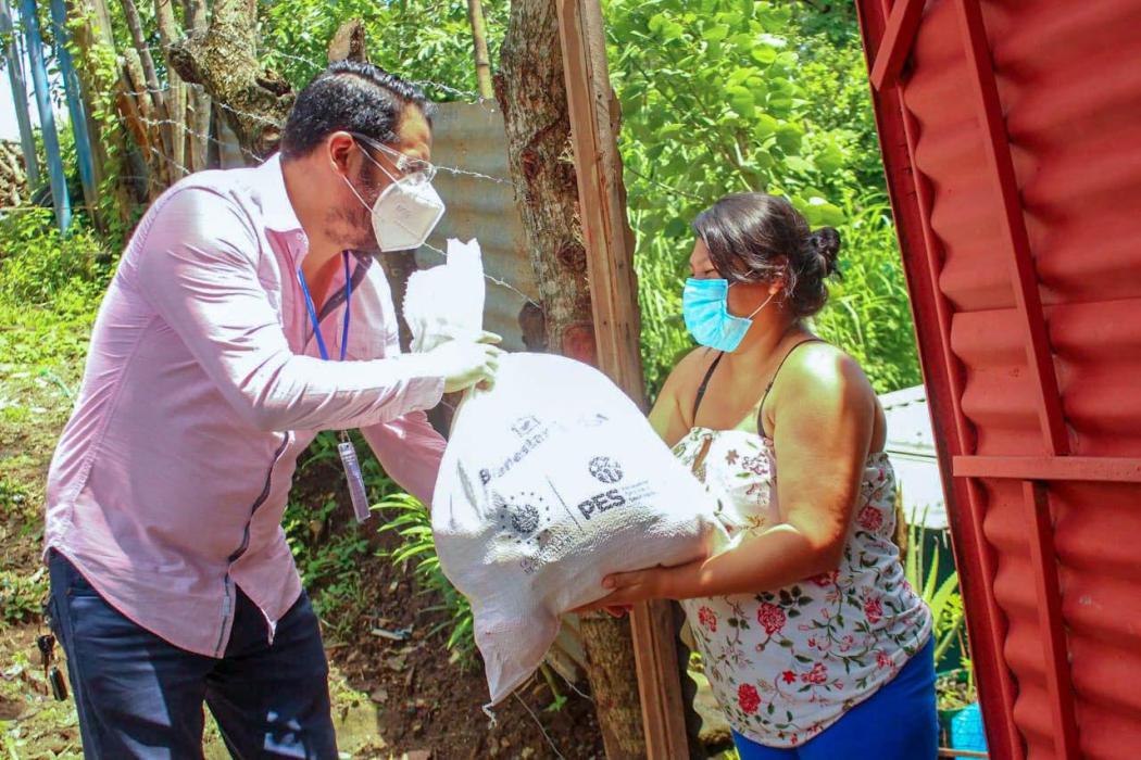 los-paquetes-alimentarios-siguen-llegando-hasta-la-puerta-de-cada-familia-salvadorena