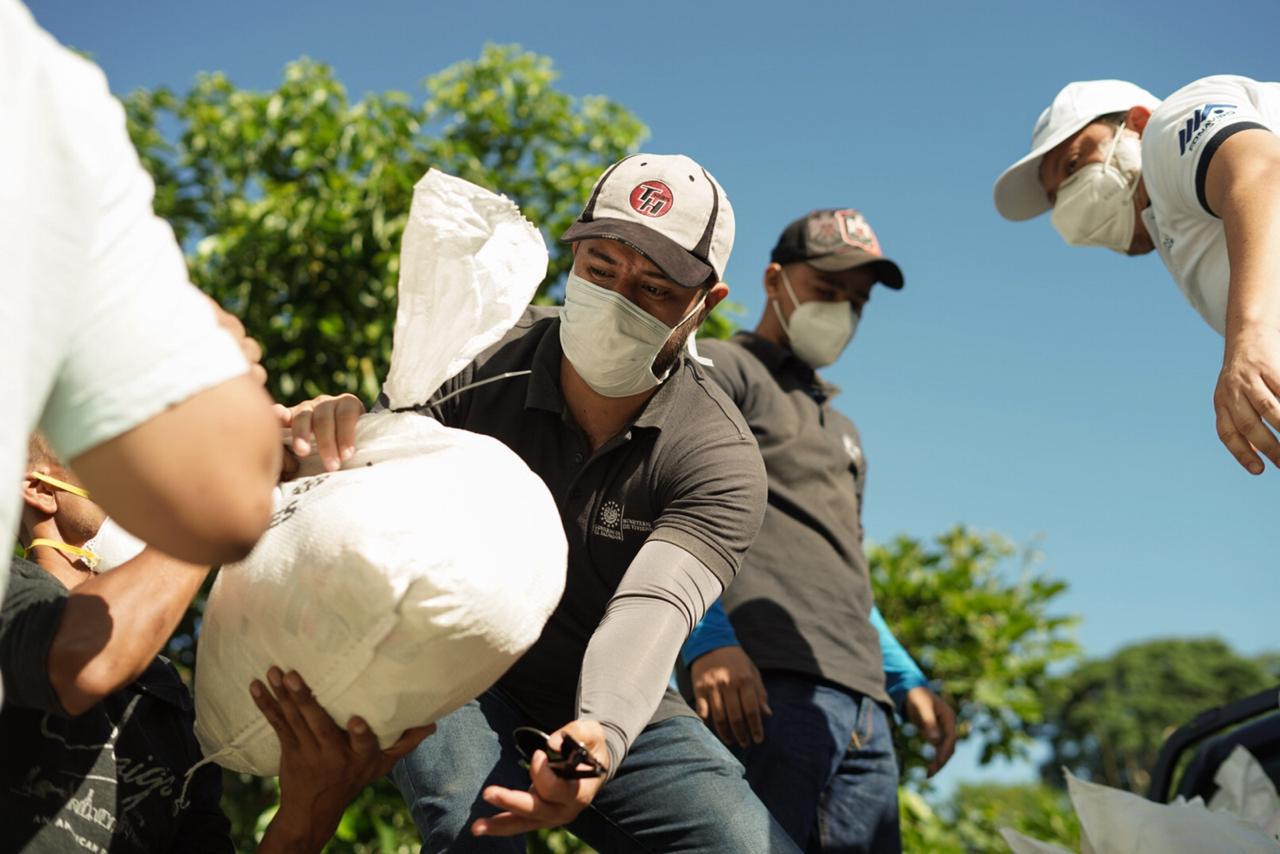el-pueblo-salvadoreno-continua-recibiendo-los-paquetes-alimenticios-que-el-gobierno-proporciona