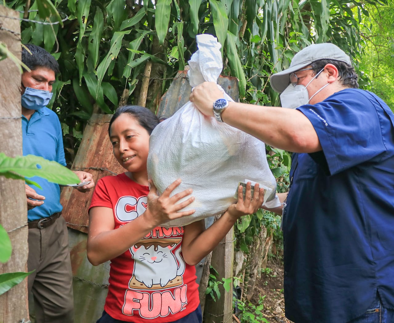 cecsa-continua-trabajando-para-distribuir-paquetes-alimentarios-a-las-familias-salvadorenas