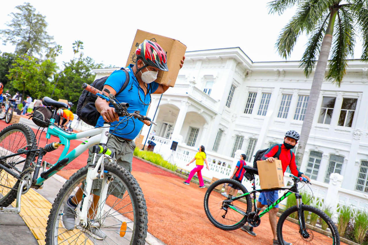 gobierno-distribuye-paquetes-alimentarios-a-decenas-de-ciclistas-en-san-salvador
