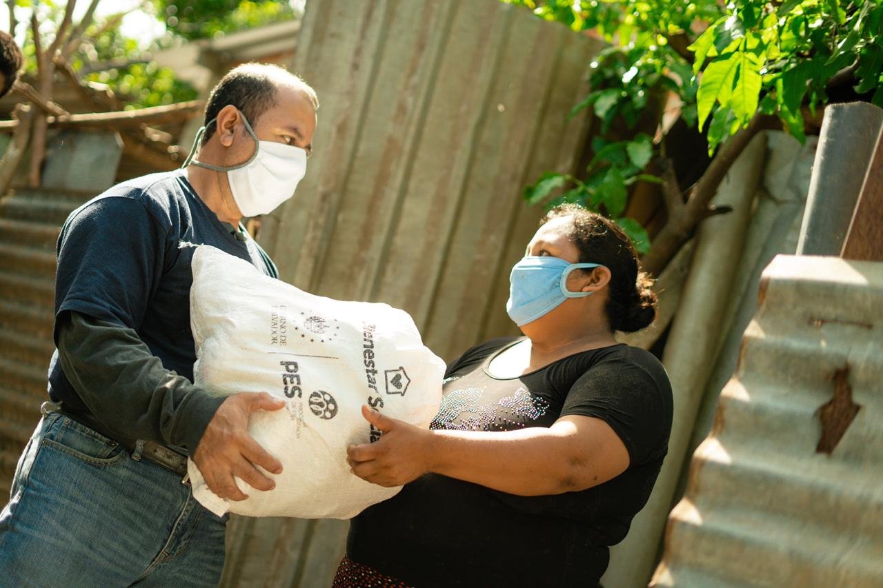 Equipos de LaGeo se trasladaron a Usulután para distribuir los paquetes alimentarios que el Gobierno proporciona equipos-de-lageo-se-trasladaron-a-usulutan-para-distribuir-los-paquetes-alimentarios-que-el-gobierno-proporciona