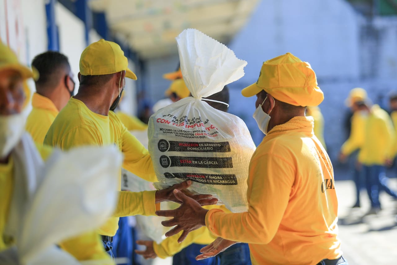 familias-del-pepeto-soyapango-reciben-hoy-paquetes-alimentarios-por-parte-del-gobierno