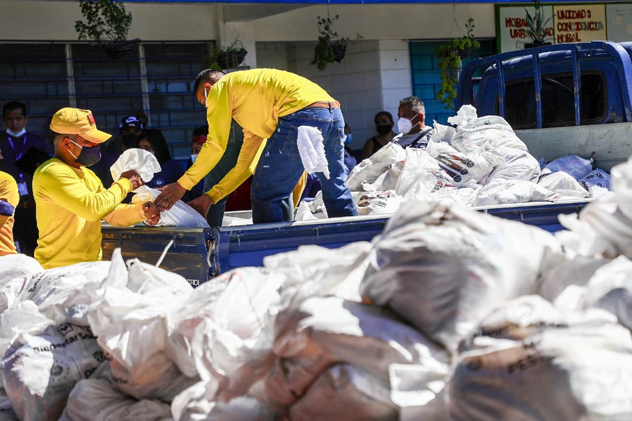 Familias de Tonacatepeque reciben hoy paquetes alimentarios por parte del Gobierno familias-de-tonacatepeque-reciben-hoy-paquetes-alimentarios-por-parte-del-gobierno