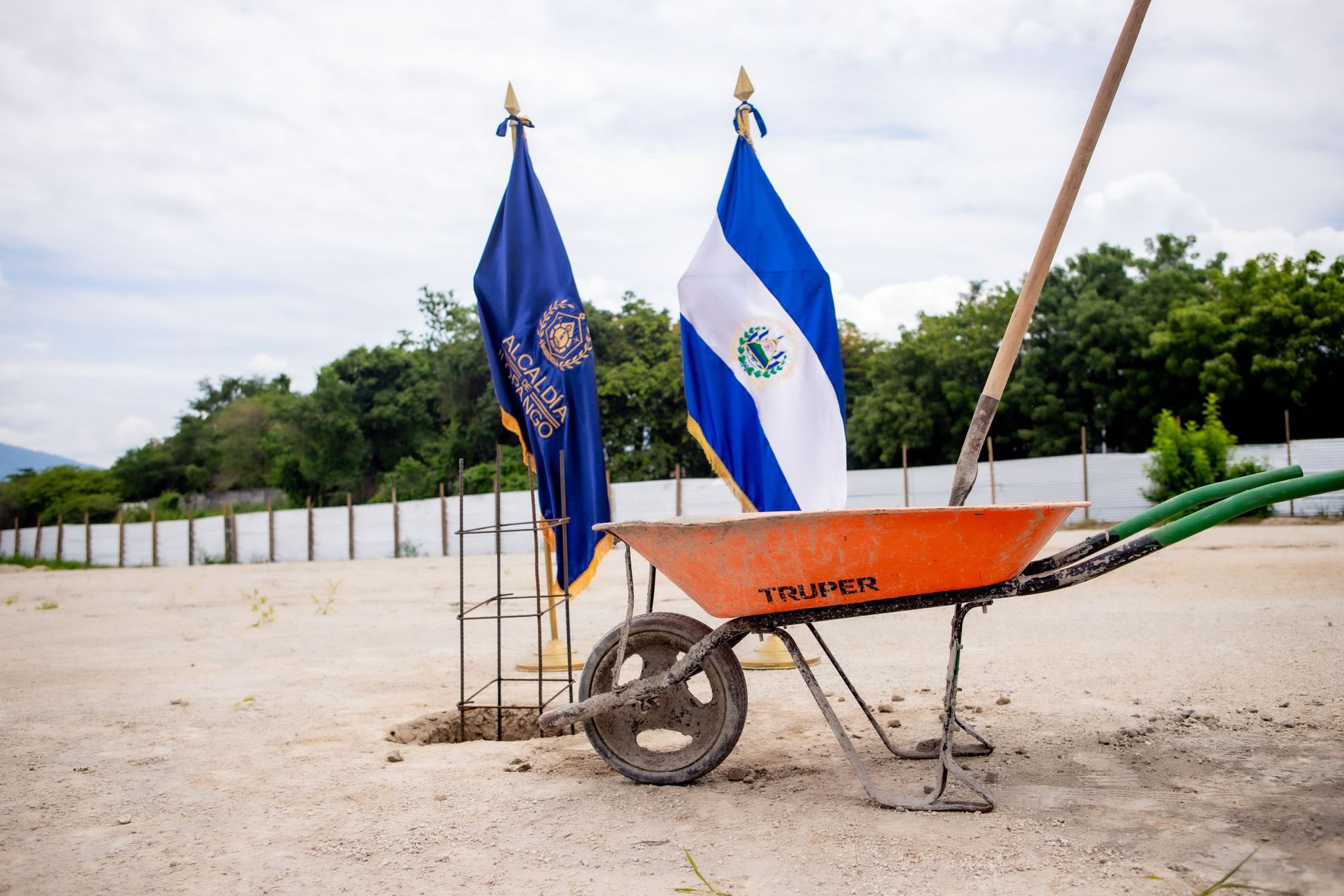 colocan-la-primera-piedra-para-construccion-del-bulevar-espiritu-santo-en-ilopango