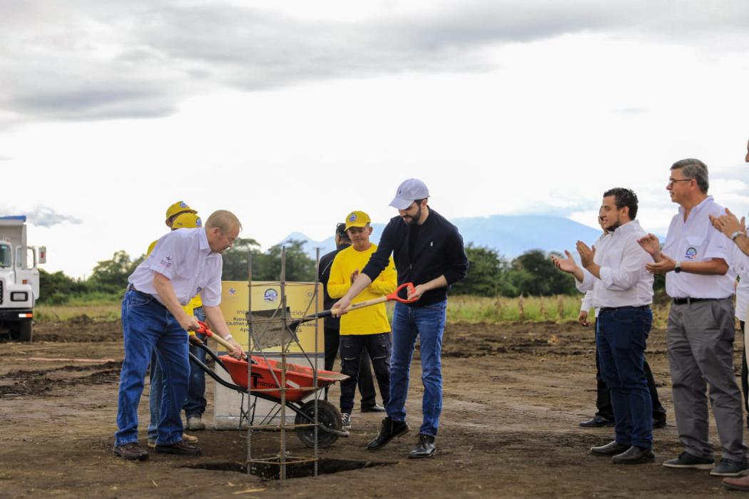 presidente-bukele-coloca-primera-piedra-del-periferico-claudia-lars