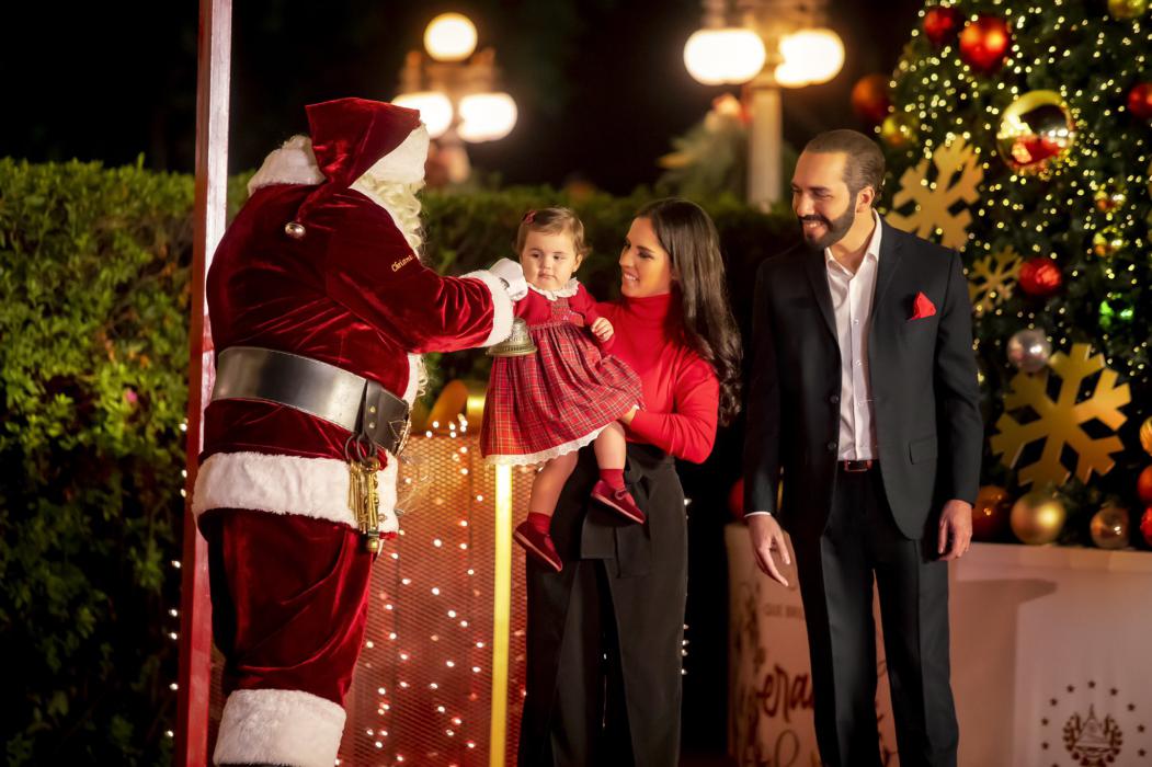 Familia Presidencial recibe a Santa Claus y desea ¡Feliz Navidad! a los salvadoreños familia-presidencial-recibe-a-santa-claus-y-desea-feliz-navidad-a-los-salvadorenos