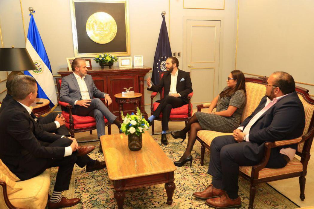 Presidente Bukele y el vicepresidente del sector público de Oracle firman importante acuerdo presidente-bukele-y-el-vicepresidente-del-sector-publico-de-oracle-firman-importante-acuerdo