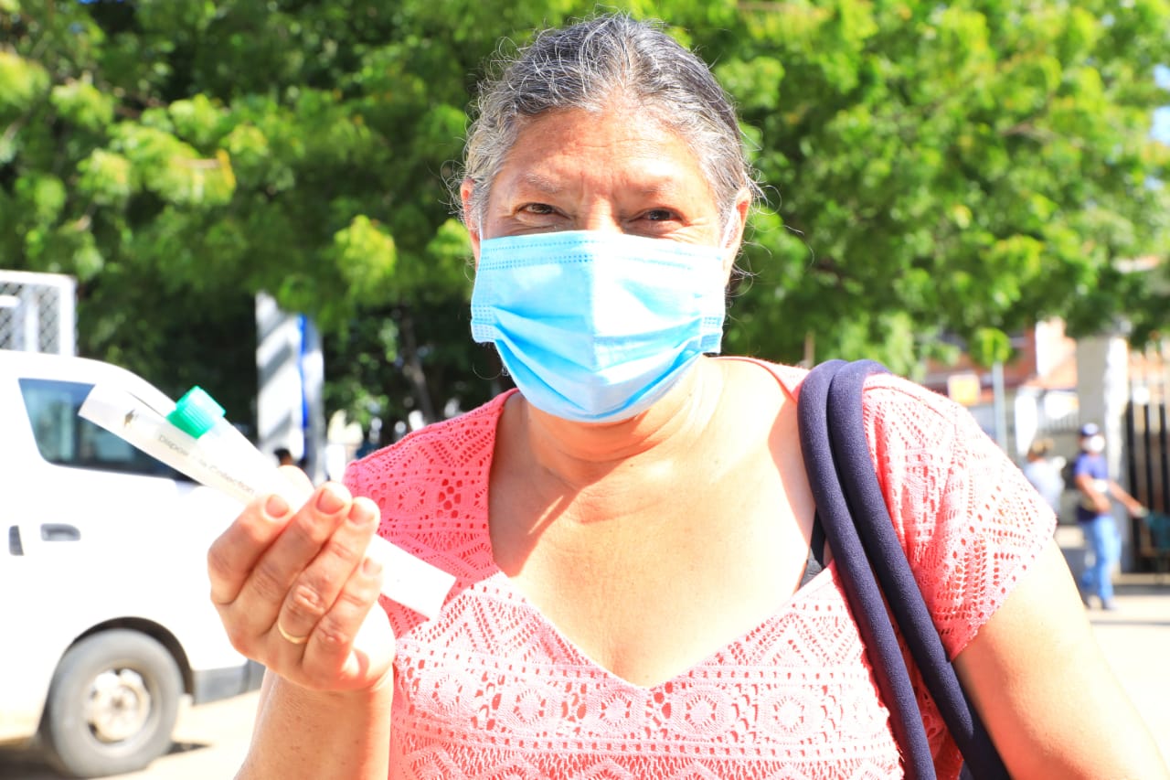 habitantes-de-santa-rosa-de-lima-acuden-a-realizarse-la-prueba-pcr-para-detectar-el-covid19