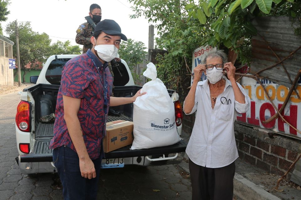despacho-de-la-primera-dama-entrega-paquete-de-alimento-a-escultor-salvadoreno