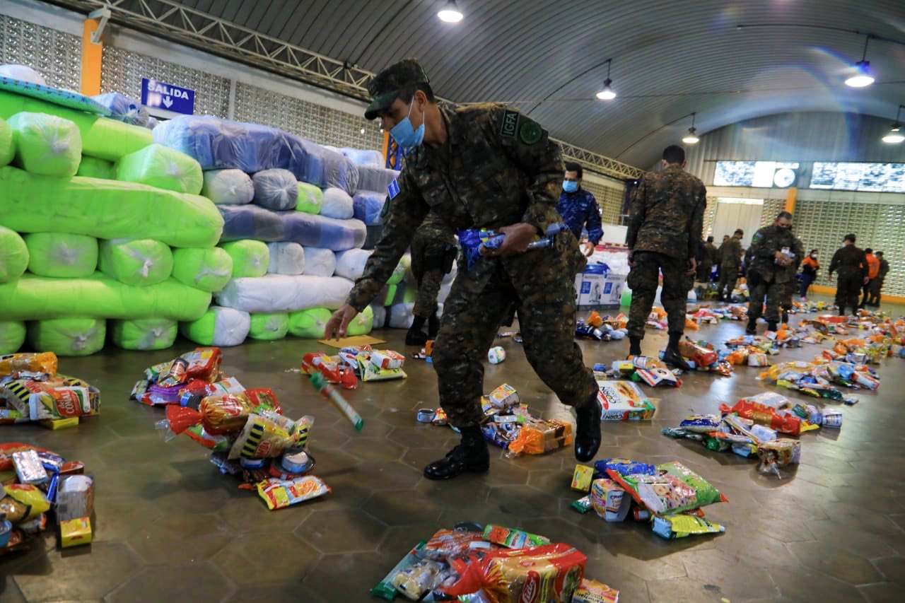 Gobierno entrega insumos y alimentos a familias en albergues afectadas por el paso de Amanda gobierno-entrega-insumos-y-alimentos-a-familias-en-albergues-afectadas-por-el-paso-de-amanda