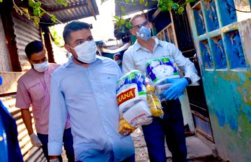 Gobierno entrega paquetes alimenticios a familias de escasos recursos gobierno-entrega-paquetes-alimenticios-a-familias-de-escasos-recursos
