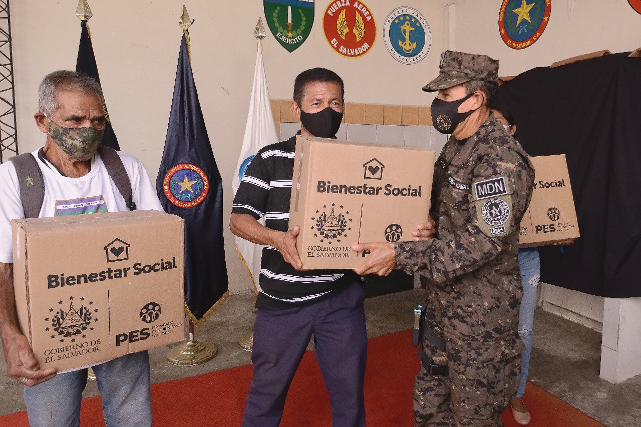 Fuerza Armada entrega paquetes alimentarios a miembros de la Casa del Veterano en Santa Tecla fuerza-armada-entrega-paquetes-alimentarios-a-miembros-de-la-casa-del-veterano-en-santa-tecla