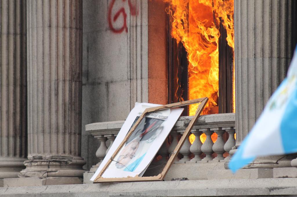 manifestantes-guatemaltecos-prenden-fuego-a-las-instalaciones-del-congreso-de-ese-pais
