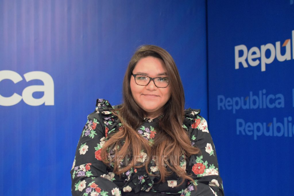 periodista-de-el-faro-senalada-entre-una-de-las-plazas-fantasmas-al-interior-de-la-asamblea-legislativa