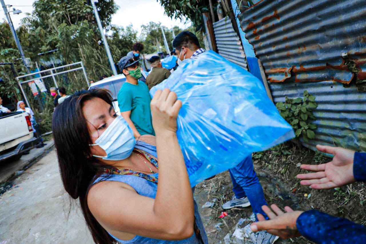 Gobierno entrega insumos de bioseguridad y fardos de agua a familias de Soyapango gobierno-entrega-insumos-de-bioseguridad-y-fardos-de-agua-a-familias-de-soyapango