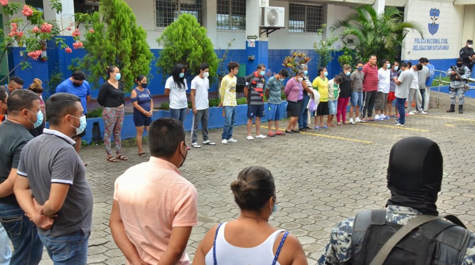 #PlanControlTerritorial logra la captura de 34 personas en Soyapango acusadas de diferentes delitos plancontrolterritorial-logra-la-captura-de-34-personas-en-soyapango-acusadas-de-diferentes-delitos