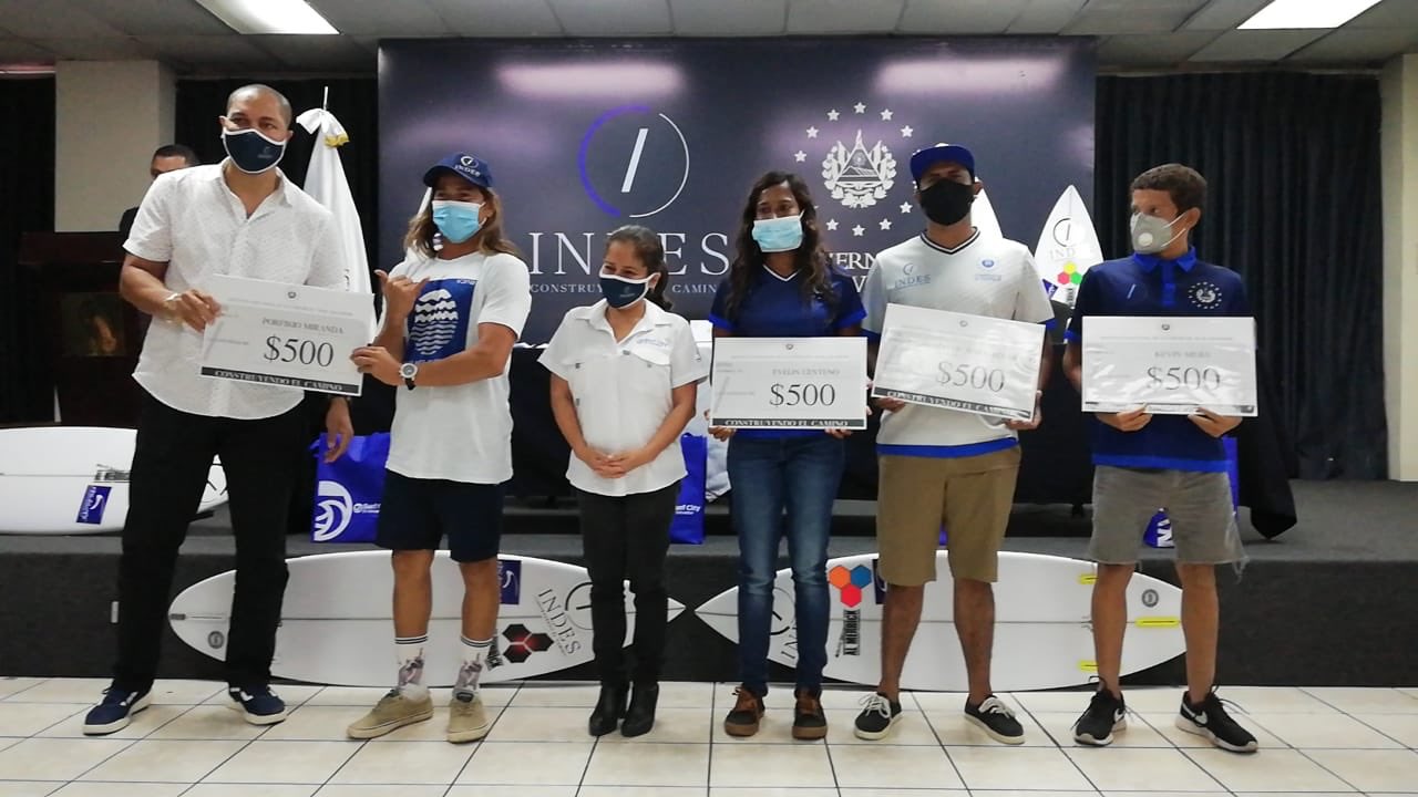 INDES y MITUR entregaron insumos deportivos a surfistas salvadoreños indes-y-mitur-entregaron-insumos-deportivos-a-surfistas-salvadorenos
