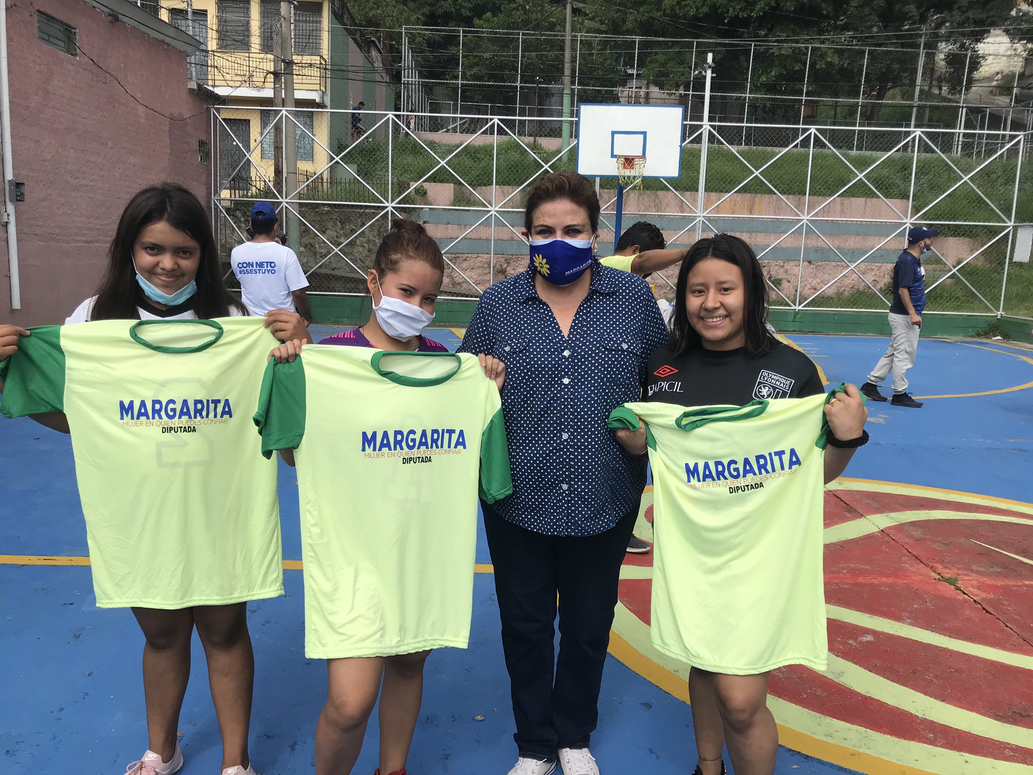 Margarita Escobar realiza campaña adelantada, regalando camisas para promocionarse margarita-escobar-realiza-campana-adelantada-regalando-camisas-para-promocionarse