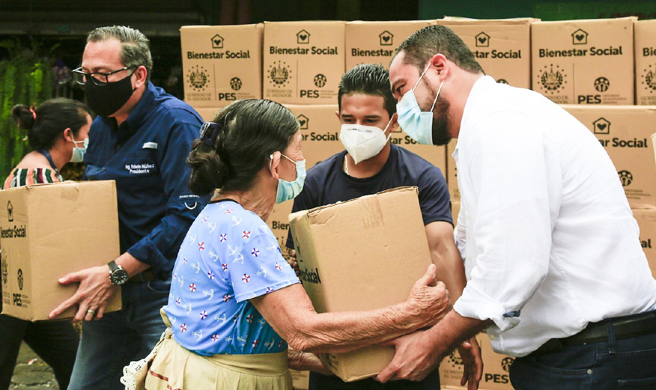 Ministro de Gobernación entrega paquetes alimentarios a vendedores por cuenta propia del mercado Modelo ministro-de-gobernacion-entrega-paquetes-alimentarios-a-vendedores-por-cuenta-propia-del-mercado-modelo