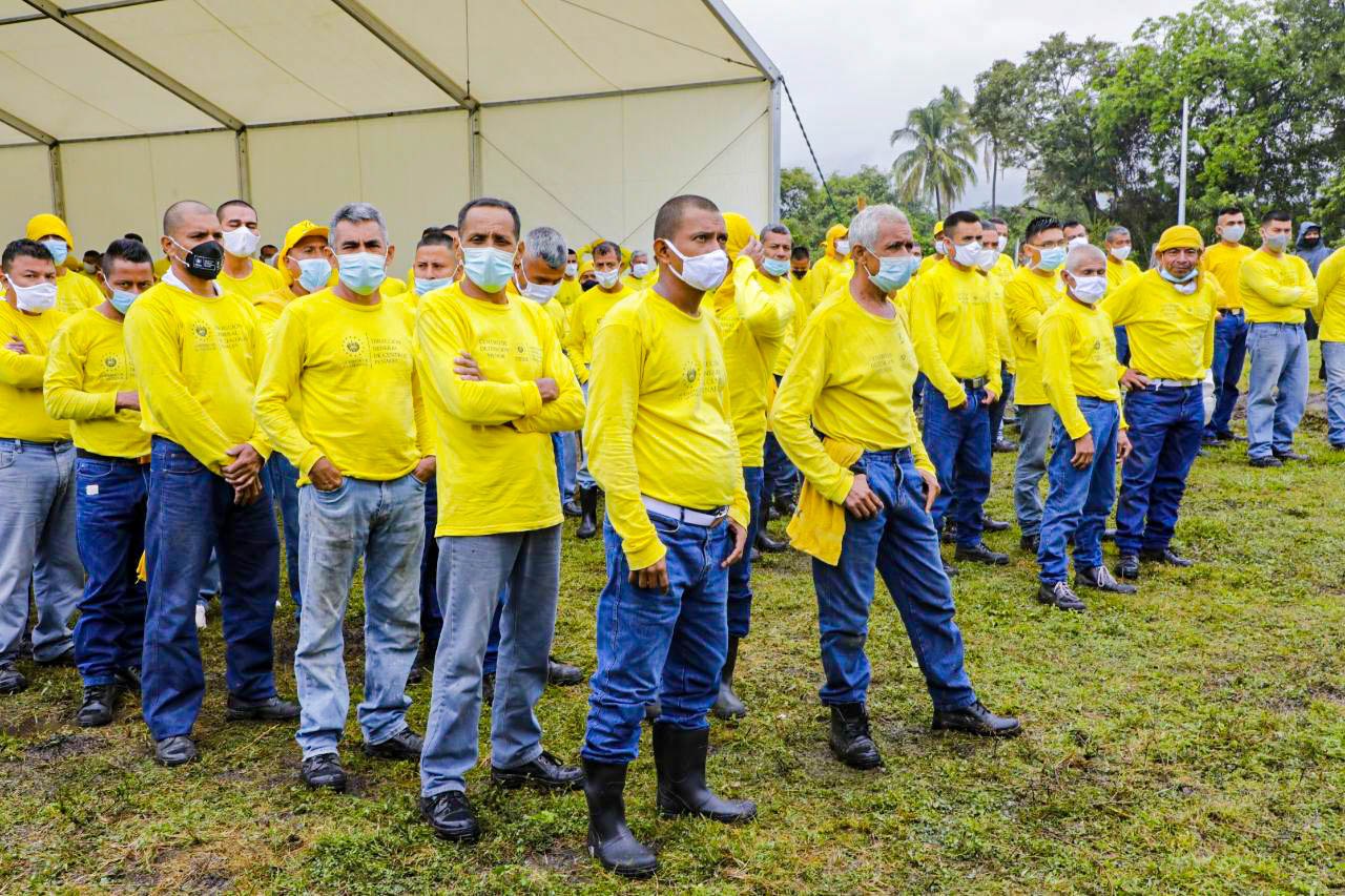 Privados de libertad trabajan evacuando a familias de la zona del deslave de Nejapa privados-de-libertad-trabajan-evacuando-a-familias-de-la-zona-del-deslave-de-nejapa