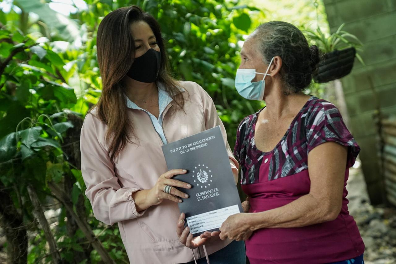 Familias de la comunidad Huisisilapa reciben escrituras de propiedad tras esperar casi tres décadas familias-de-la-comunidad-huisisilapa-reciben-escrituras-de-propiedad-tras-esperar-casi-tres-decadas