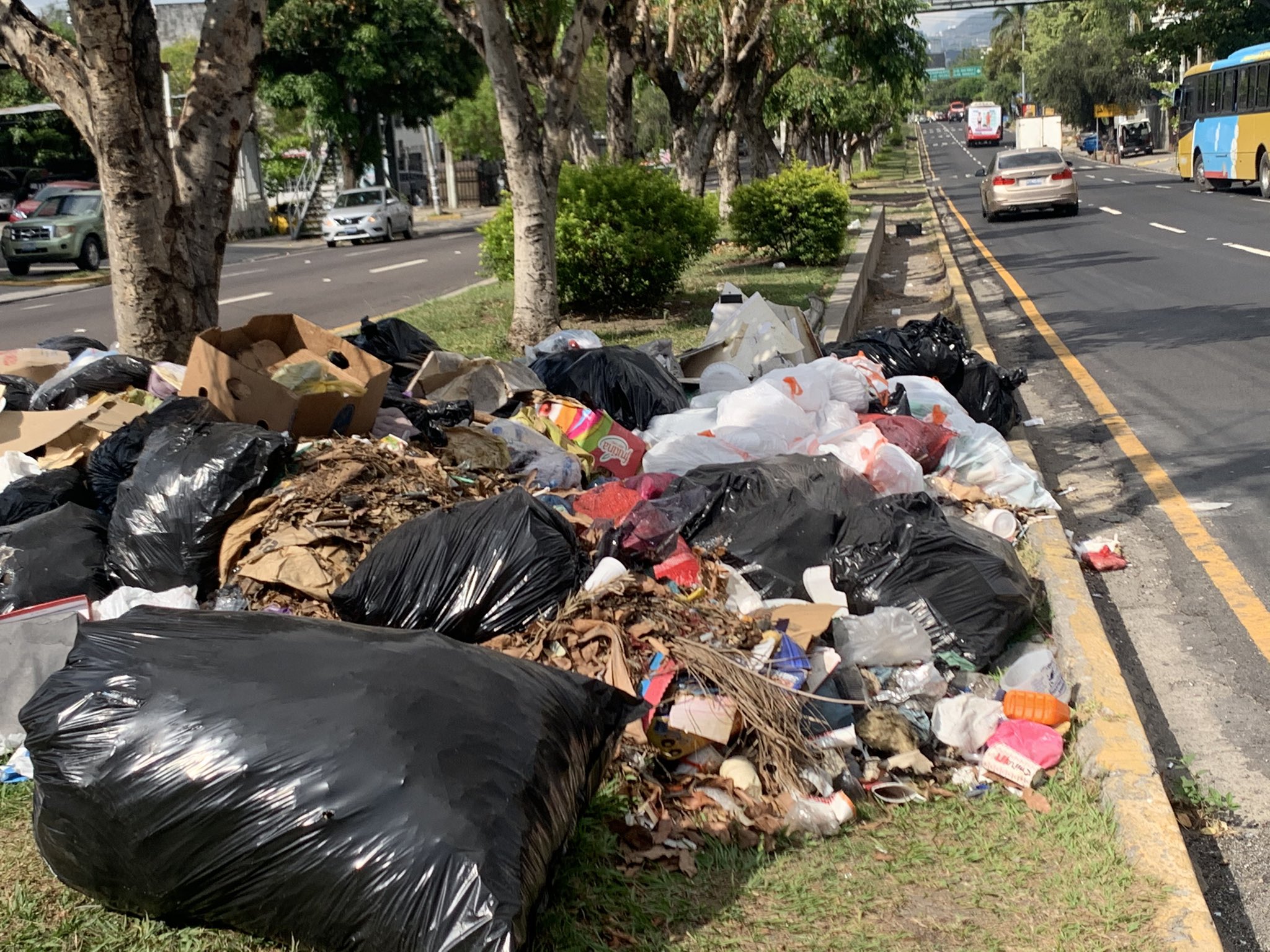 San Salvador continúa inundado de basura ante la falta de servicio por parte de la alcaldía san-salvador-continua-inundado-de-basura-ante-la-falta-de-servicio-por-parte-de-la-alcaldia