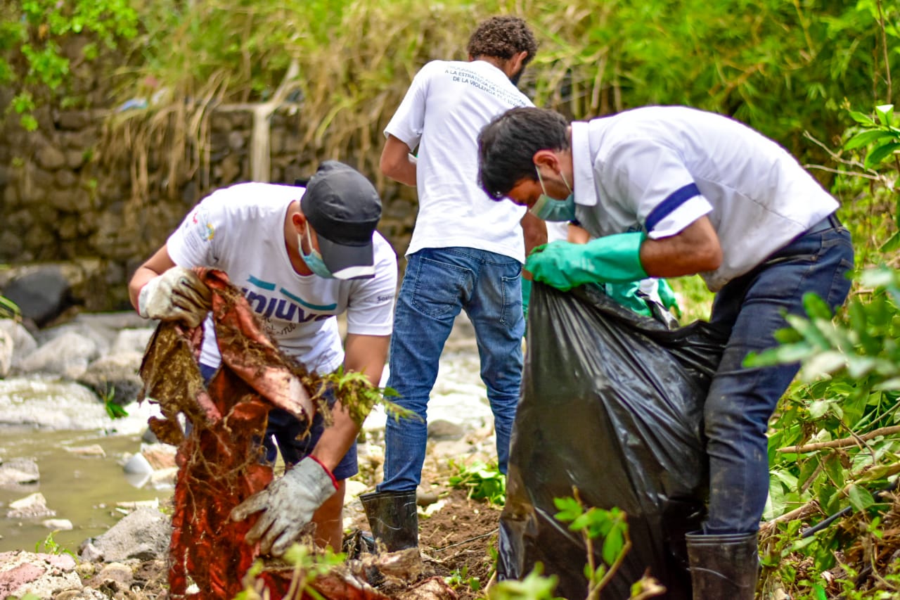 gobierno-realiza-jornada-de-limpieza-en-rio-el-molino-santa-ana