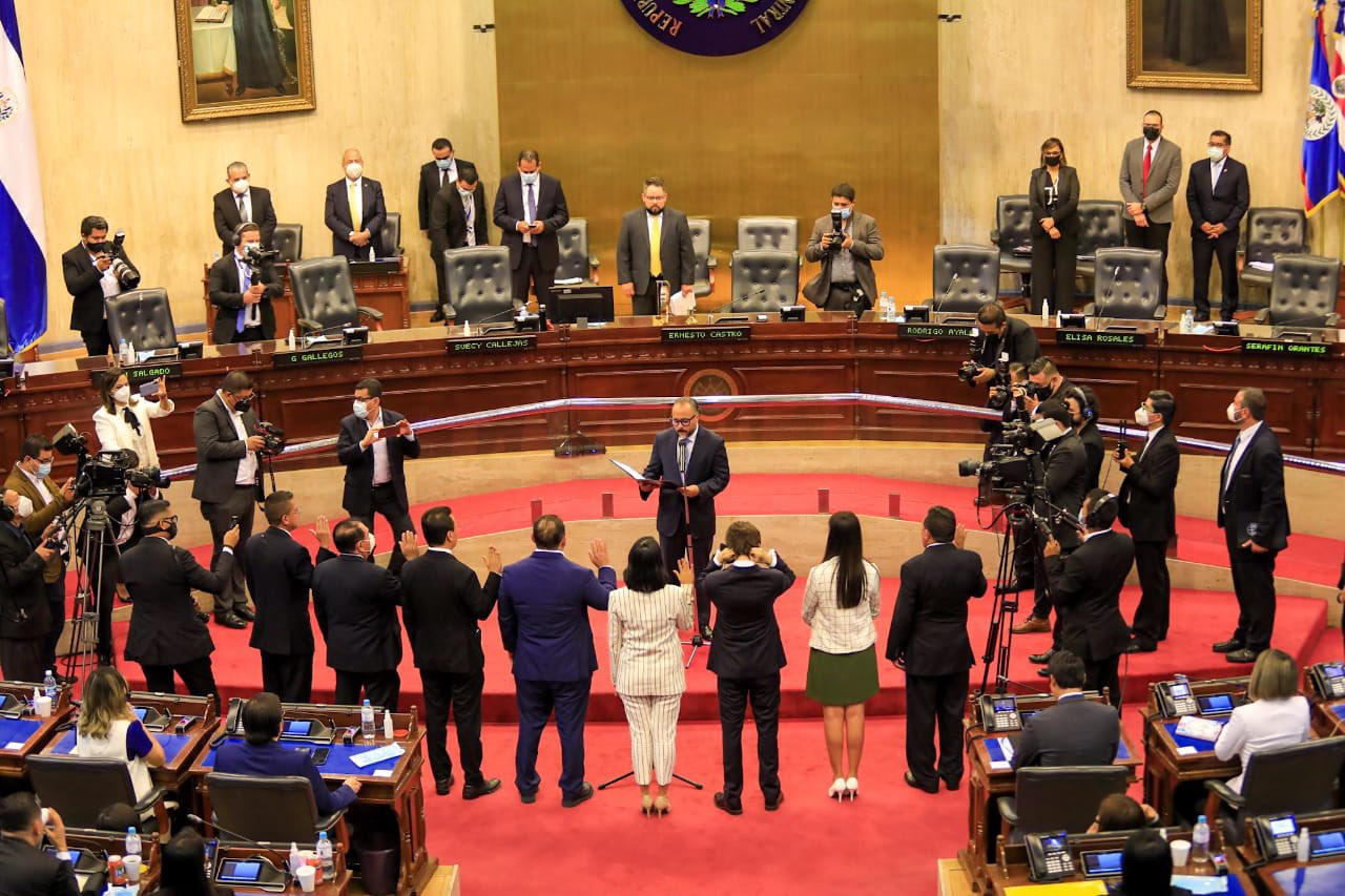 salvadorenos-aplauden-las-primeras-acciones-de-la-nueva-asamblea-legislativa
