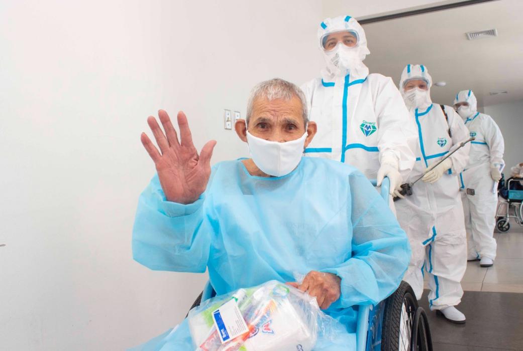 Hospital El Salvador celebra el alta de 14 pacientes más que vencieron el COVID19 hospital-el-salvador-celebra-el-alta-de-14-pacientes-mas-que-vencieron-el-covid19