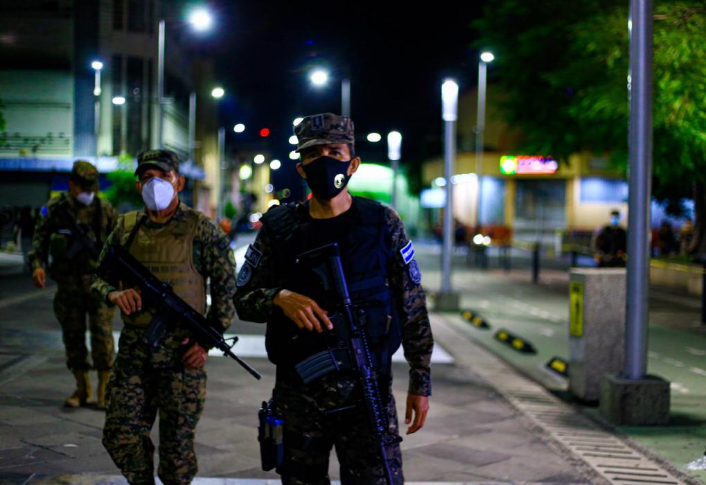 Ministro de Defensa junto a soldados, patrulla el Centro Histórico de San Salvador ministro-de-defensa-junto-a-soldados-patrulla-el-centro-historico-de-san-salvador