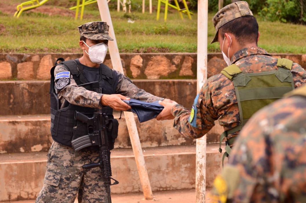 Ministro de Defensa visita y entrega impermeables a tropas del Comando Sumpul ministro-de-defensa-visita-y-entrega-impermeables-a-tropas-del-comando-sumpul