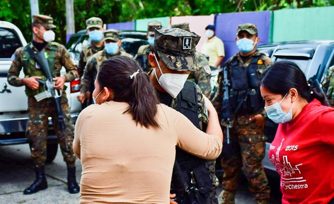 Ministro de Defensa es recibido calurosamente por habitantes de Altos de Jardines ministro-de-defensa-es-recibido-calurosamente-por-habitantes-de-altos-de-jardines