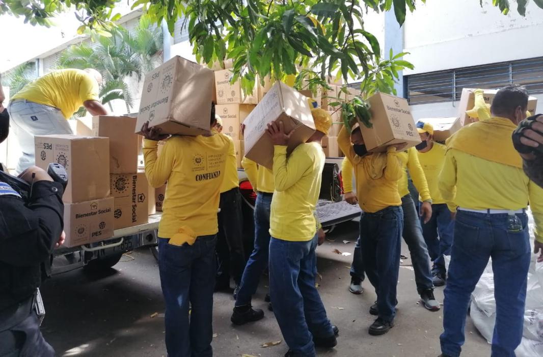 privados-de-libertad-continuan-apoyando-distribucion-de-paquetes-alimentarios-a-los-salvadorenos