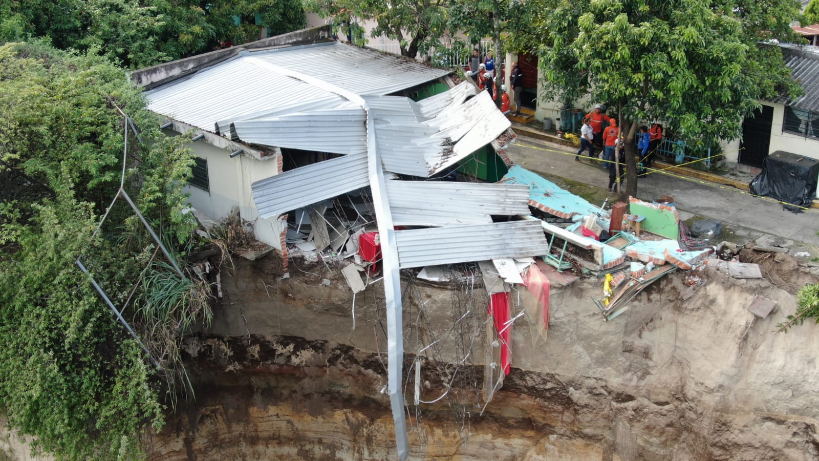 Evacúan habitantes de la Comunidad Isla 1 por deslizamiento de tierra evacuan-habitantes-de-la-comunidad-isla-1-por-deslizamiento-de-tierra