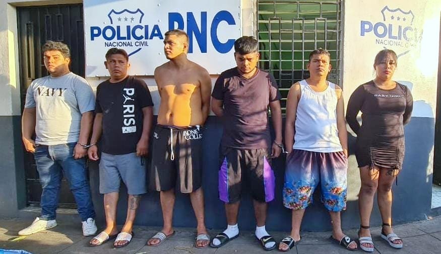 Activista de la oposición protesta contra el Régimen de Excepción activista-de-la-oposicion-protesta-contra-el-regimen-de-excepcion