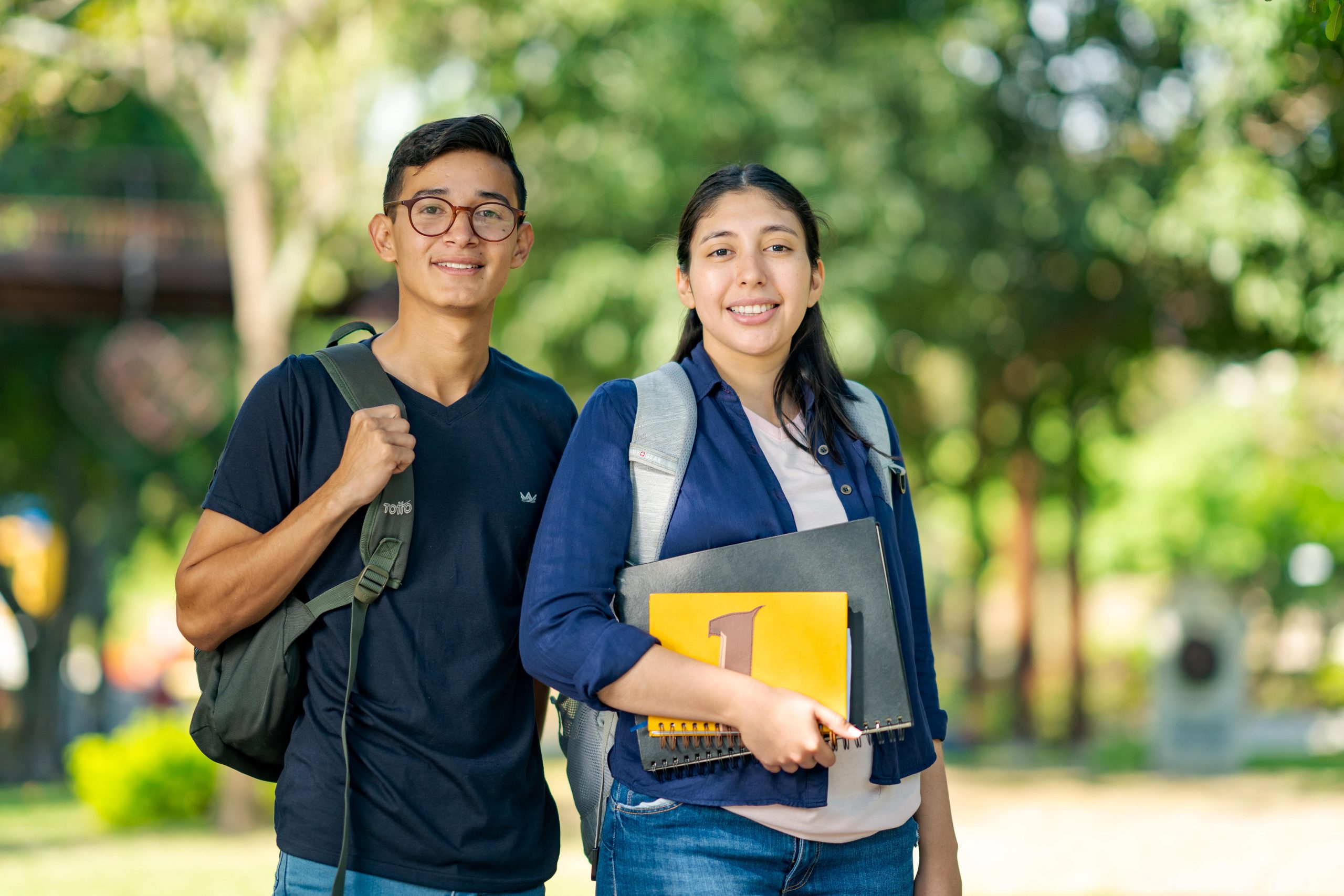 miles-de-jovenes-salvadorenos-seran-beneficiados-con-becas-roque-dalton