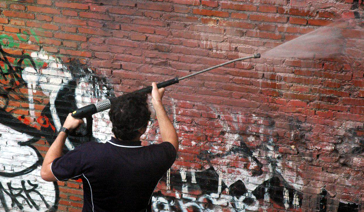 pandilleros-son-obligados-a-borrar-grafitis-en-quezaltepeque