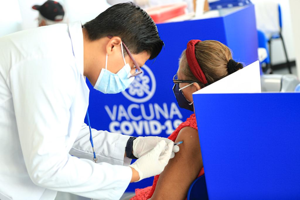 desde-tempranas-horas-el-megacentro-de-vacunacion-esta-listo-para-recibir-hoy-a-mas-salvadorenos
