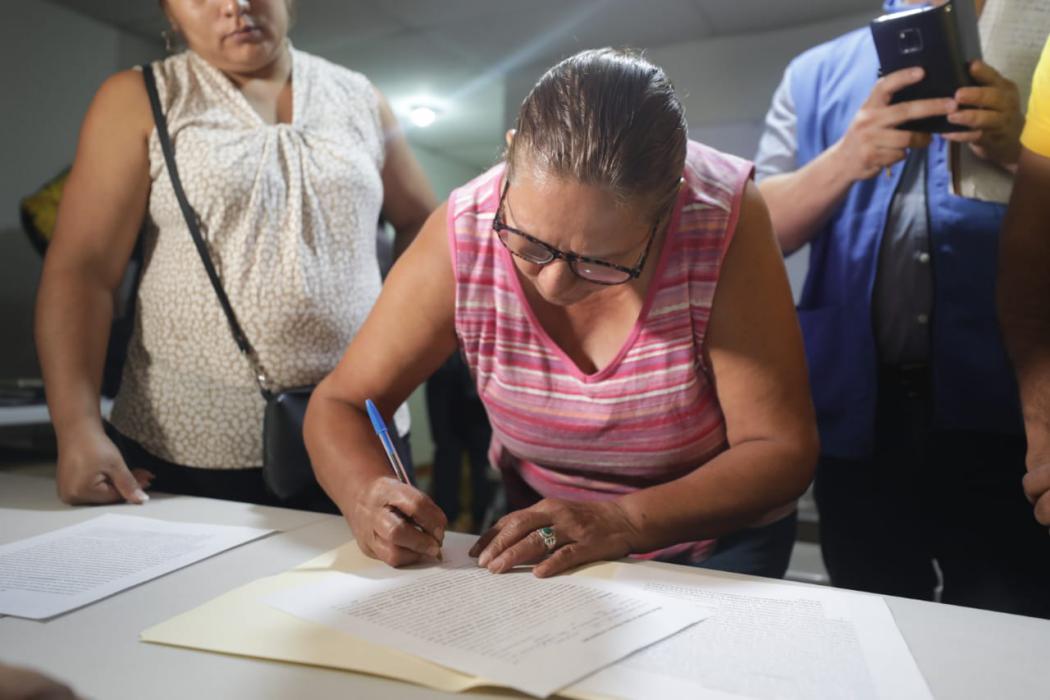 gobierno-se-compromete-a-reparar-viviendas-de-residencial-santa-lucia