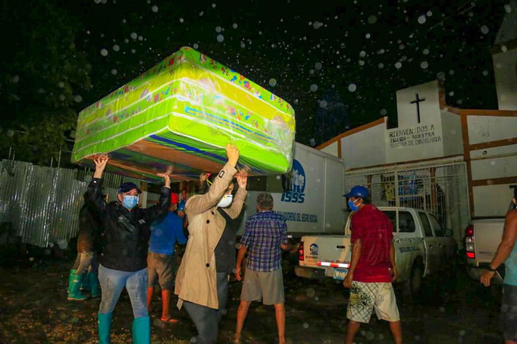 Gobierno entrega colchonetas y víveres a familias damnificadas del cantón Mizata gobierno-entrega-colchonetas-y-viveres-a-familias-damnificadas-del-canton-mizata