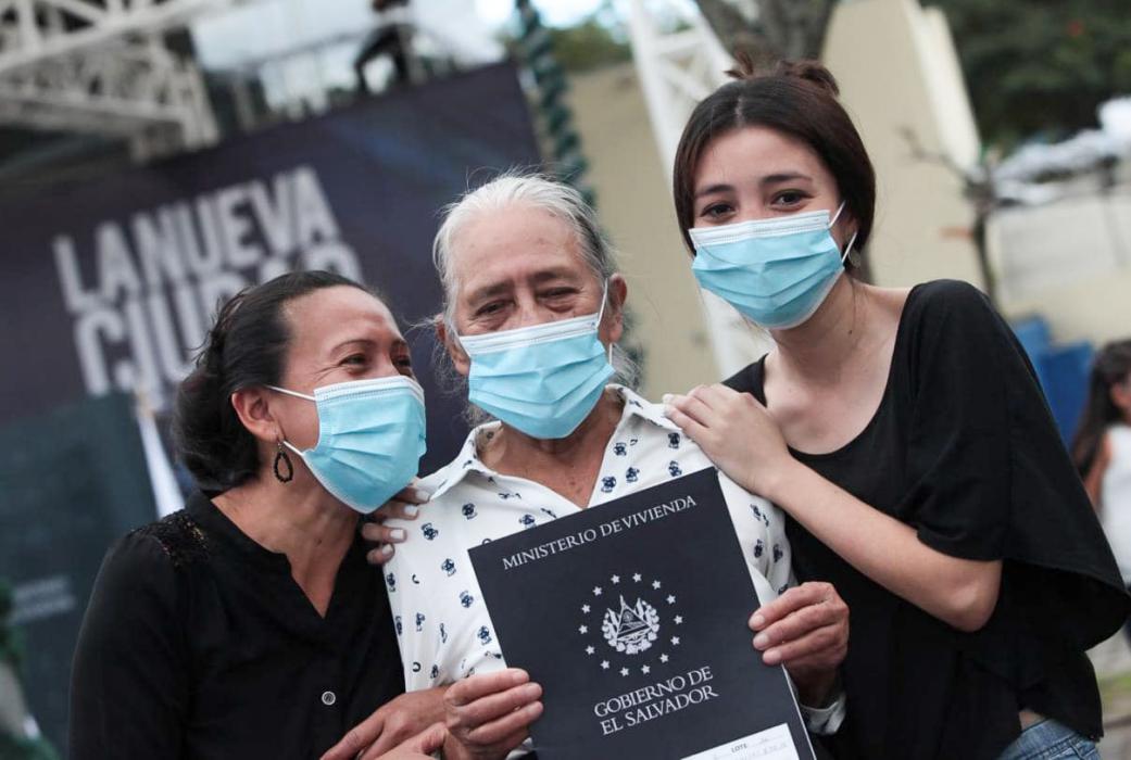 Gobierno cumple sueño a familias de Nuevo Cuscatlán, entregándoles escrituras de propiedad gobierno-cumple-sueno-a-familias-de-nuevo-cuscatlan-entregandoles-escrituras-de-propiedad