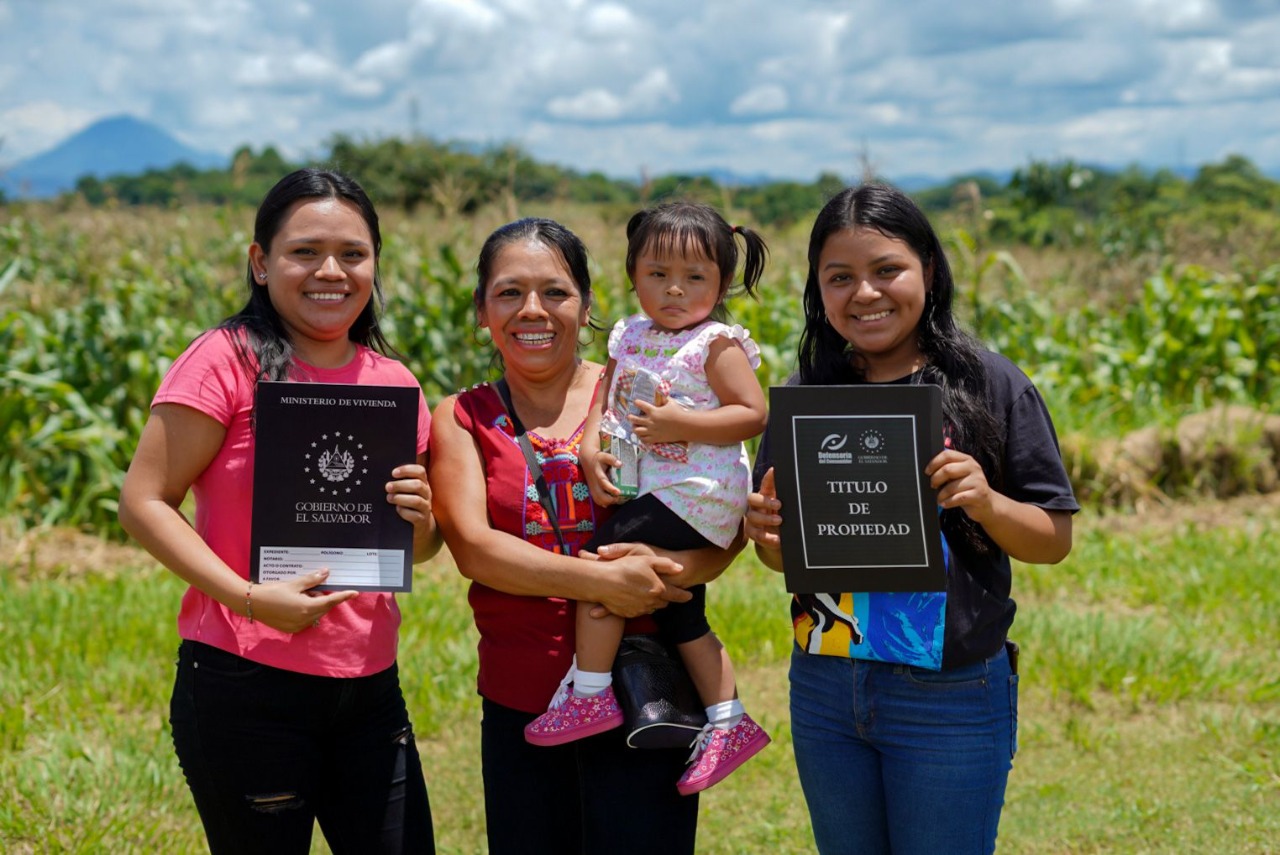 familias-de-lotificacion-los-cocos-i-ahuachapan-reciben-titulos-de-propiedad